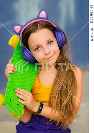 Fashion Girl Child with Skateboard 81599544
