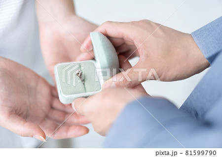 プロポーズ　婚約指輪を差し出す男性の手元のアップ 81599790