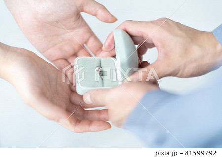 プロポーズ 婚約指輪を差し出す男性の手元のアップ プロポーズ 婚約指輪を差し出す男性の手元のアップ 81599792