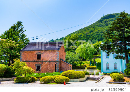 北海道函館市 元町公園の歴史的建造物と函館山 北海道函館市 元町公園の歴史的建造物と函館山 81599904