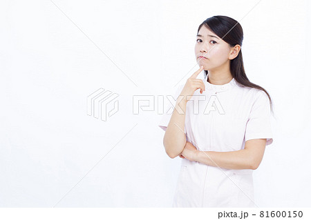 真剣に悩んでいる美容クリニックのスタッフ 真剣に悩んでいる美容クリニックのスタッフ 81600150