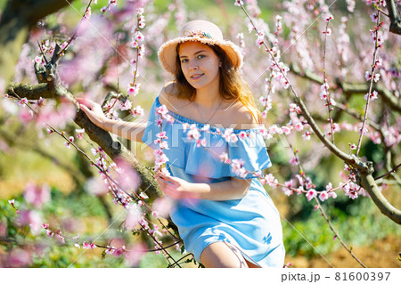 Woman in straw hat enjoying the nature in spring 81600397