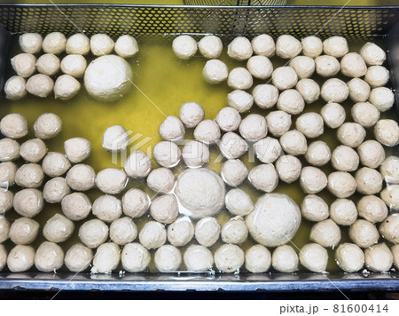 The process of making meatballs in a pan of boiling water. Homemade meatballs in a hot frying pan. A simple method of making meatballs, which is the folk wisdom of Thai people. Selective focus. 81600414