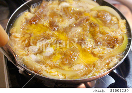 カツを卵でとじる丼の調理 カツを卵でとじる丼の調理 81601280
