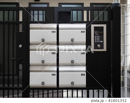 アパートの集合ポストとインターホン アパートの集合ポストとインターホン 81601352