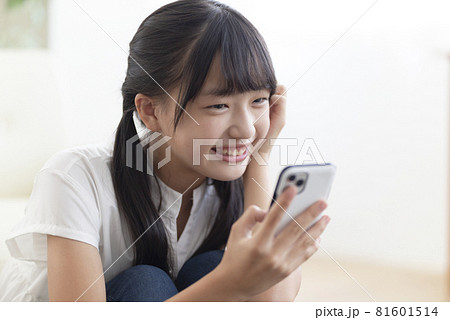 スマホを見る中学生 81601514