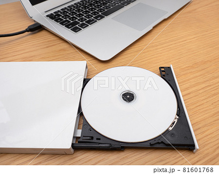 ノートパソコンとDVDドライブ ノートパソコンとDVDドライブ 81601768