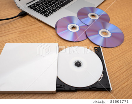 ノートパソコンとDVDドライブ 81601771