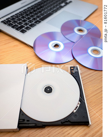 ノートパソコンとDVDドライブ ノートパソコンとDVDドライブ 81601772