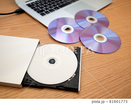 ノートパソコンとDVDドライブ 81601773