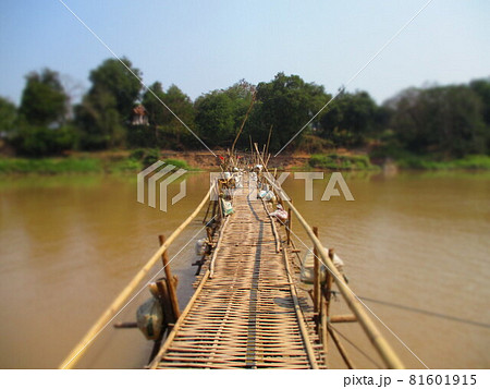 ラオス　ルアンパバーン　メコン川に架かる橋　ジオラマ風 81601915