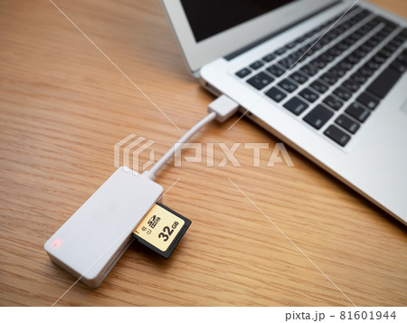 ノートパソコンに接続したカードリーダー ノートパソコンに接続したカードリーダー 81601944