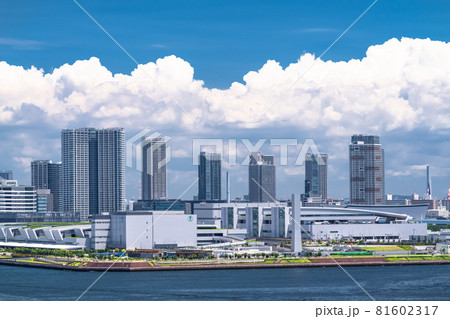 東京都 青い空と白い雲の東京都市風景 夏空の東京ベイエリアの写真素材