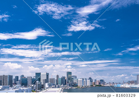 東京都 青い空と白い雲の東京都市風景 夏空の東京ベイエリアの写真素材