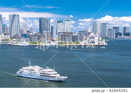 《東京都》青い空と白い雲の東京都市風景・夏空の東京ベイエリア 《東京都》青い空と白い雲の東京都市風景・夏空の東京ベイエリア 81604261
