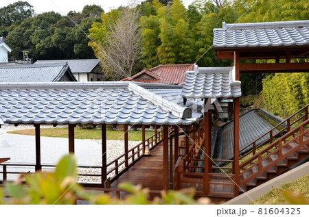 由緒ある寺院の回廊です。厳かな雰囲気です。 由緒ある寺院の回廊です。厳かな雰囲気です。 81604325
