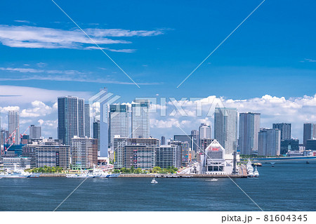 《東京都》青い空と白い雲の東京都市風景・夏空の東京ベイエリア 《東京都》青い空と白い雲の東京都市風景・夏空の東京ベイエリア 81604345