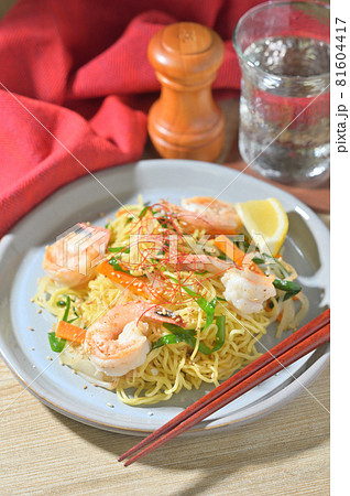 塩焼きそば、海鮮エビ焼きそば、塩やきそば。海老、ニラ、人参入り。 81604417