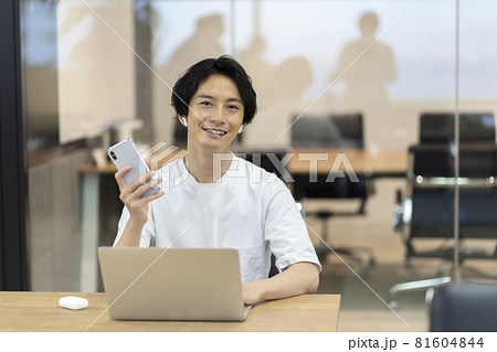シェアオフィスで仕事をする男性 シェアオフィスで仕事をする男性 81604844