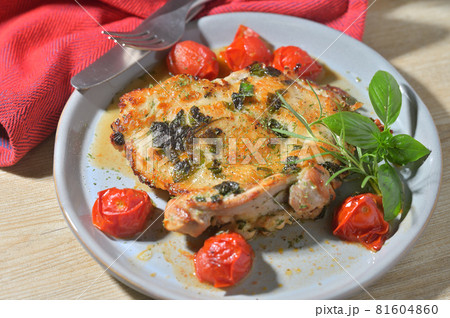 バジルチキン チキンの香草焼き 鶏モモ肉のバジル ローズマリーのハーブソテー の写真素材