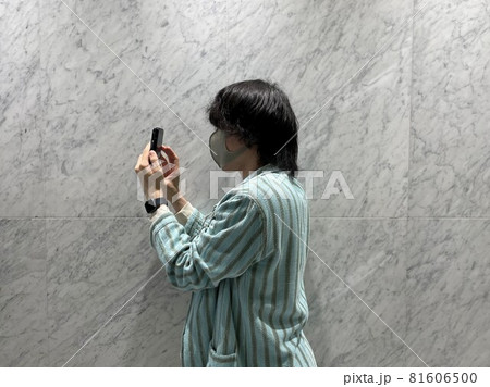 写真を撮る男性 81606500