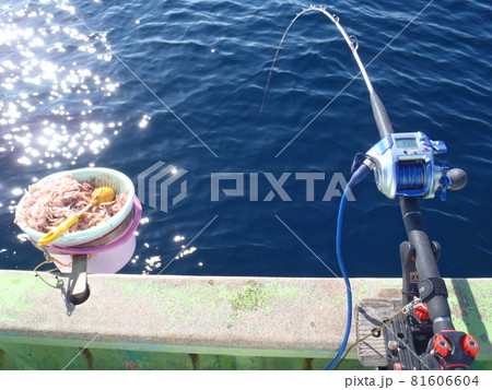 沖釣り、船縁から見下ろしたコマセマダイ釣りの釣り座の写真素材