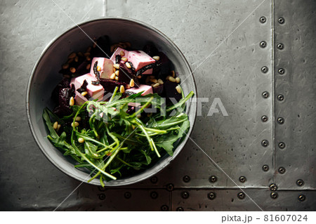 Beet root salad bowl with arugula and cheese 81607024