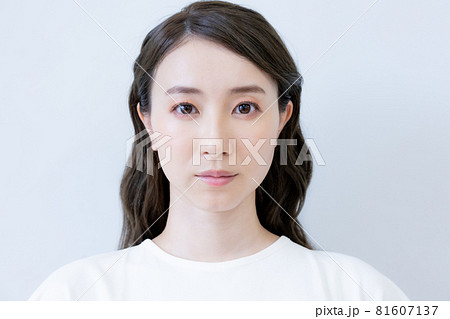 白バックの若い女性の顔のポートレート　撮影協力：中央工学校付属日本語学校 81607137