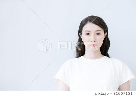 白バックの若い女性の顔のポートレート　撮影協力：中央工学校付属日本語学校 81607151