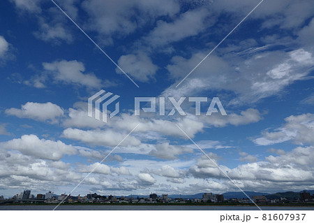 夏の雨間に現れた青空と雲 81607937