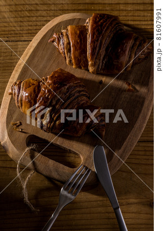 美味しそうなクロワッサン 81607991