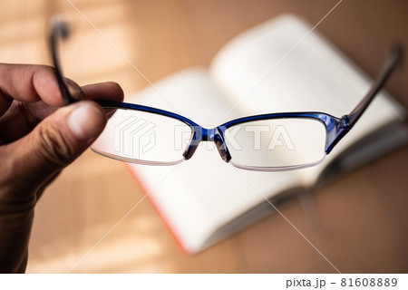読書をする時にメガネがいる 81608889