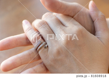 女性の手元 81608918