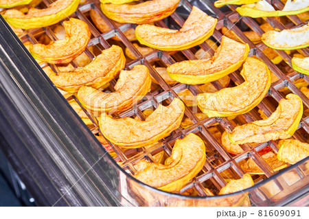 Sliced apples in the food dryer. Cut apples on dehydrator tray. Closeup, selective focus Sliced apples in the food dryer. Cut apples on dehydrator tray. Closeup, selective focus 81609091