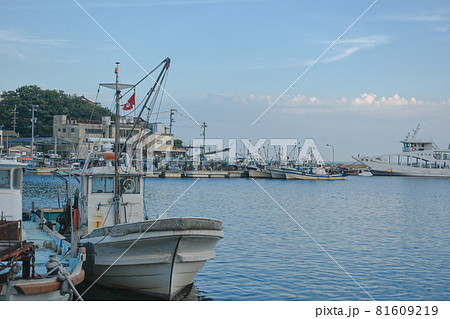 海岸沿いに並ぶ小型漁船の写真素材 [81609219] - PIXTA