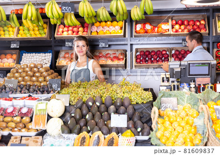 Posing cheerful woman and working man in shop 81609837