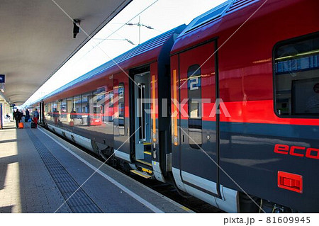 ウィーン中央駅に到着した列車 ウィーン中央駅に到着した列車 81609945
