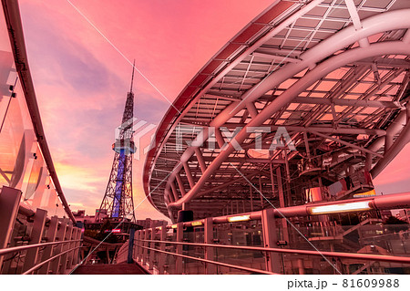 オアシス21、夕焼けに染まるテレビ塔〈愛知県名古屋市〉 オアシス21、夕焼けに染まるテレビ塔〈愛知県名古屋市〉 81609988