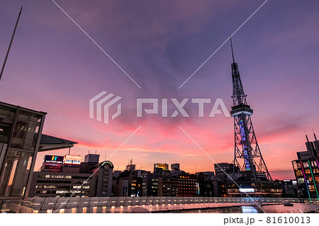 オアシス21、夕焼けに染まるテレビ塔〈愛知県名古屋市〉 オアシス21、夕焼けに染まるテレビ塔〈愛知県名古屋市〉 81610013
