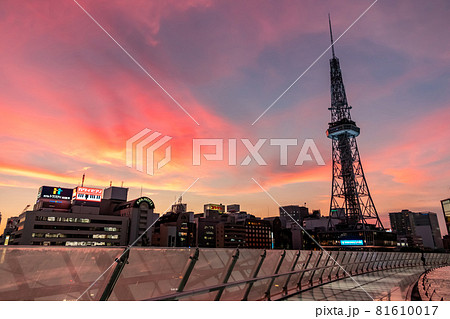 オアシス21、夕焼けに染まるテレビ塔〈愛知県名古屋市〉 オアシス21、夕焼けに染まるテレビ塔〈愛知県名古屋市〉 81610017