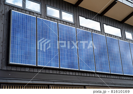 壁面に設置されたソーラーパネル 81610169