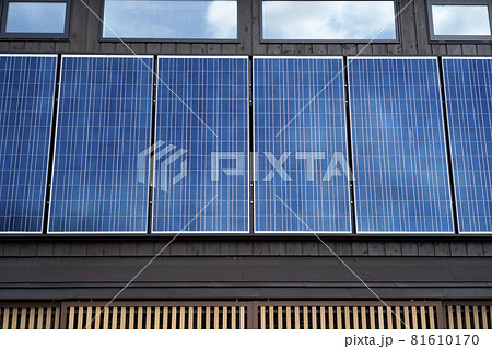 壁面に設置されたソーラーパネル 81610170
