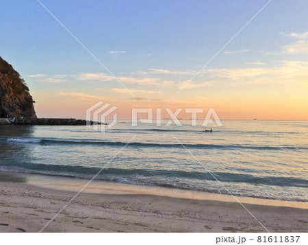 夕焼け　黄昏　茜色　海　水平線　波　多々戸浜 81611837