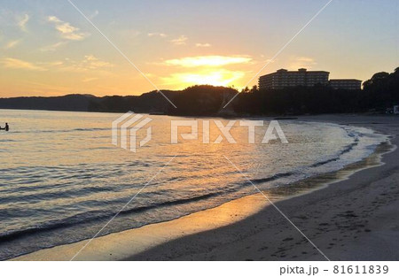 夕焼け 黄昏 茜色 海 水平線 波 多々戸浜 茜色 夕焼け 黄昏 茜色 海 水平線 波 多々戸浜 茜色 81611839