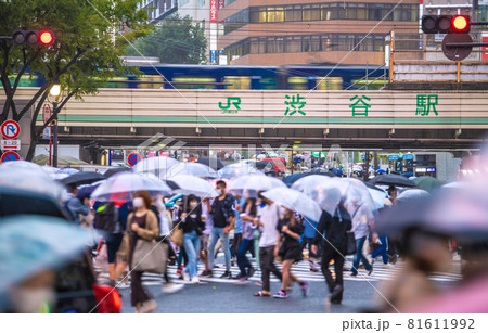 日本の東京都市景観 首相退陣へ。全国重症者2221人過去最多。雨でも渋谷は多くの人出=9月3日 日本の東京都市景観 首相退陣へ。全国重症者2221人過去最多。雨でも渋谷は多くの人出=9月3日 81611992