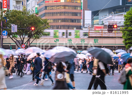 日本の東京都市景観 首相退陣へ。全国重症者2221人過去最多。雨でも渋谷は多くの人出=9月3日  日本の東京都市景観 首相退陣へ。全国重症者2221人過去最多。雨でも渋谷は多くの人出=9月3日  81611995