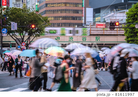 日本の東京都市景観 首相退陣へ。全国重症者2221人過去最多。雨でも渋谷は多くの人出=9月3日 日本の東京都市景観 首相退陣へ。全国重症者2221人過去最多。雨でも渋谷は多くの人出=9月3日 81611997