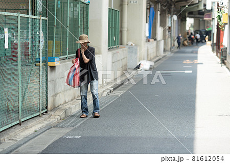 路上生活　歩く　放浪 81612054