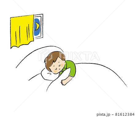 夜ベッドで眠っている男児 夜ベッドで眠っている男児 81612384