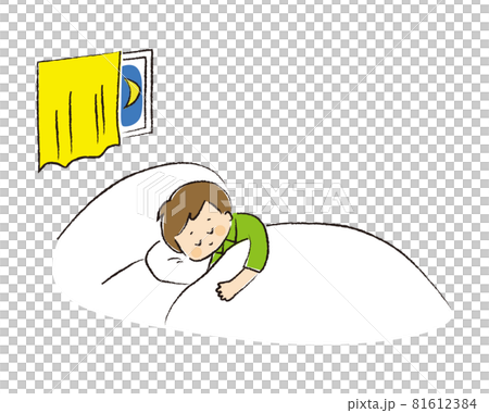 夜ベッドで眠っている男児 夜ベッドで眠っている男児 81612384